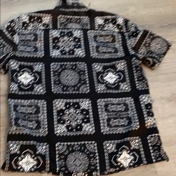 F21: Silky bandanna design buttoned down - Picture 2 of 2